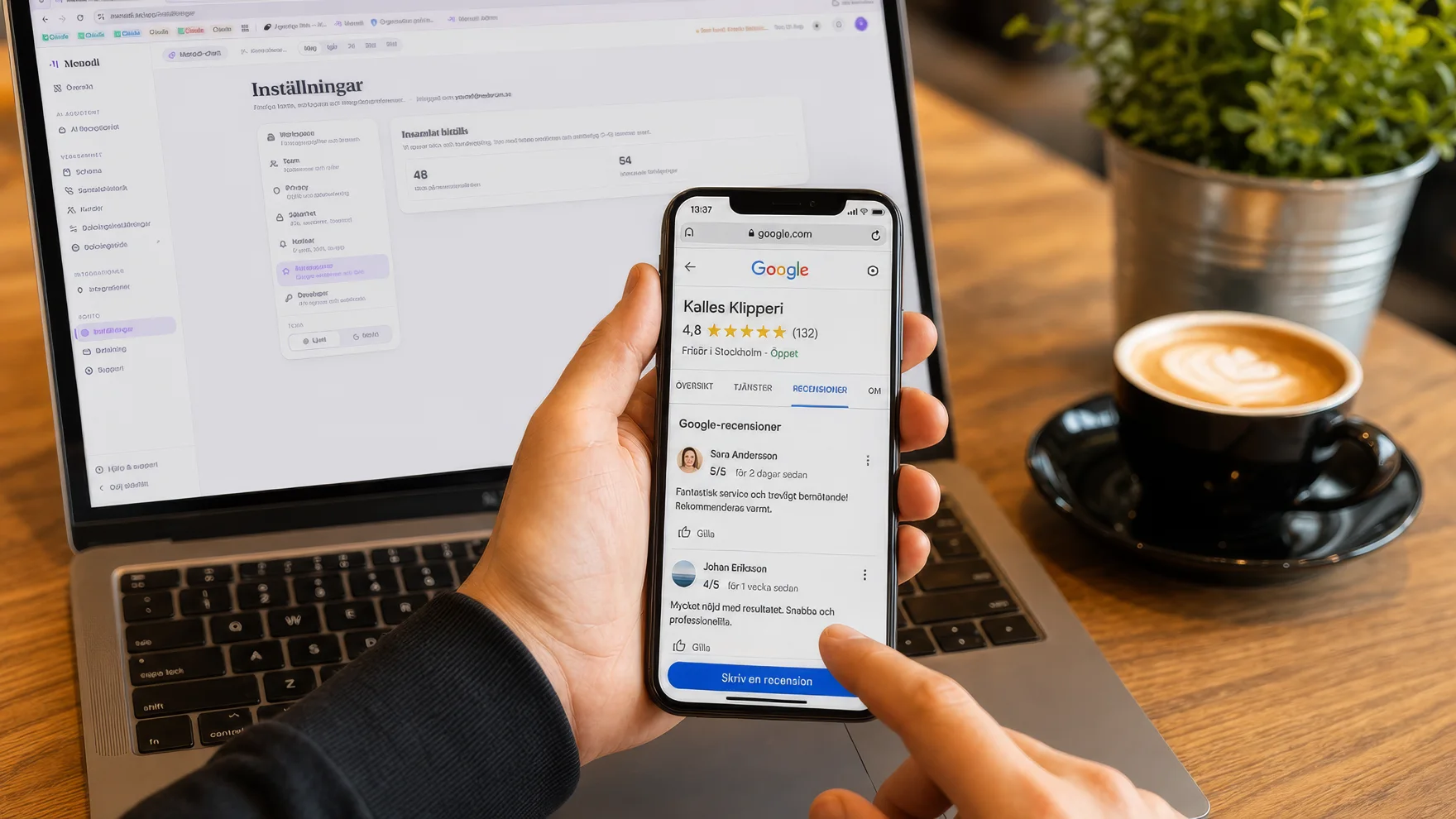 Kunde læser Google-anmeldelser for en frisørsalon (eksempelfirma) på mobiltelefonen — i baggrunden ses Menodi-appens indstillinger på en bærbar computer